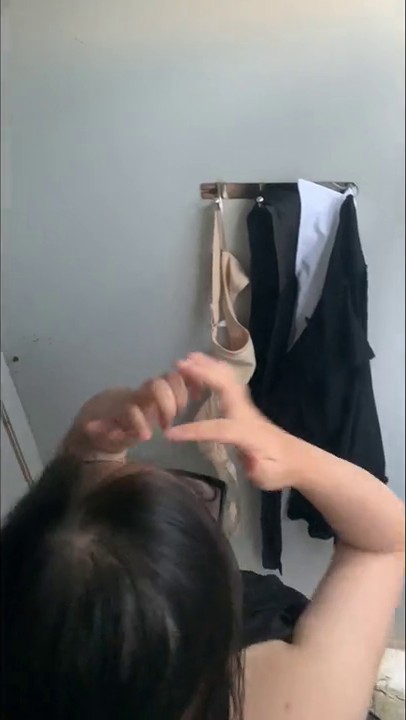 【精品TP】海边隔板浴室偷窥各种小姐姐  撒尿冲凉换衣服！被发现还继续拍7