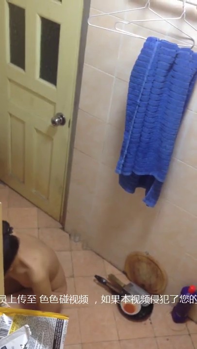 爬窗偷窥楼下的妹子洗澡 被她一抬头发现了赶紧跑