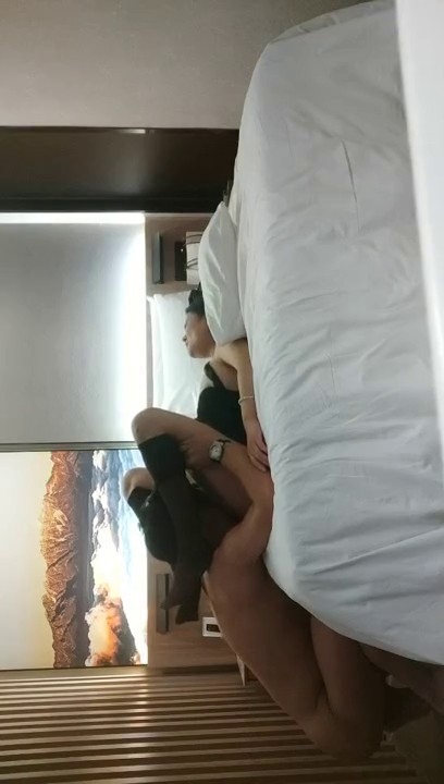 2022-11-18【无情的屌丶】紧接肉感外围骚女，埋头舔骚逼好多水，跪地舔屌插嘴，怼着骚穴爆操