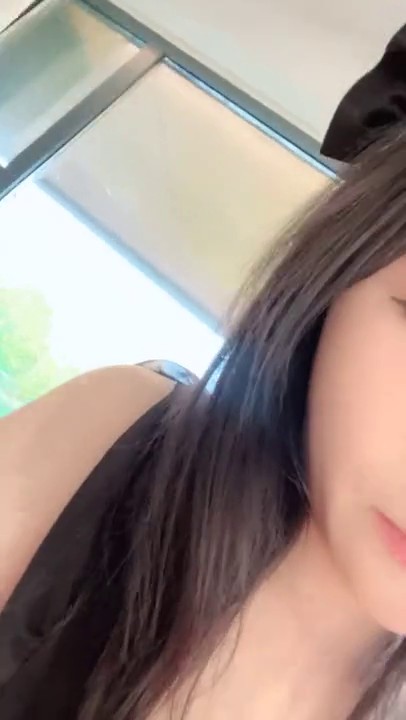 【京鱼儿】高人气19岁学生妹，白皙大奶，无毛嫩穴，道具自慰，喷水流白浆，玩到翻白眼，被网友包夜三天只给你看吃鸡巴2