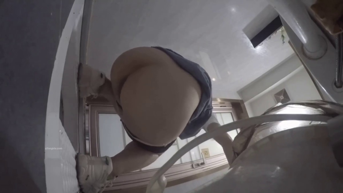 私房厕拍大神晓月潜入餐厅女厕偷拍 圆臀女+口罩小美女