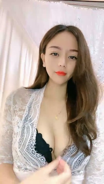 大波浪极品美御姐！大长腿包臀裙性感！开档丝袜假屌地上骑坐，抬起双腿深插，穿上高跟鞋更是诱惑