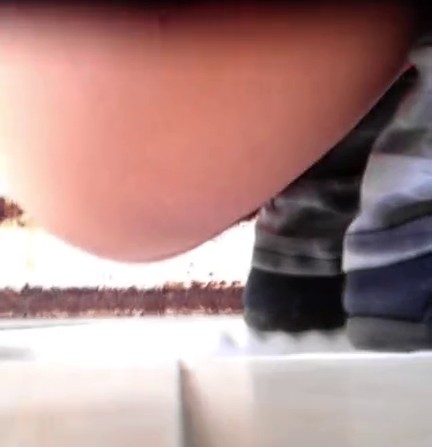 女厕两位保险公司漂亮职员，绿衣MM的BB嫩的阳光照上去呈粉色透明的，真馋人啊-BX1