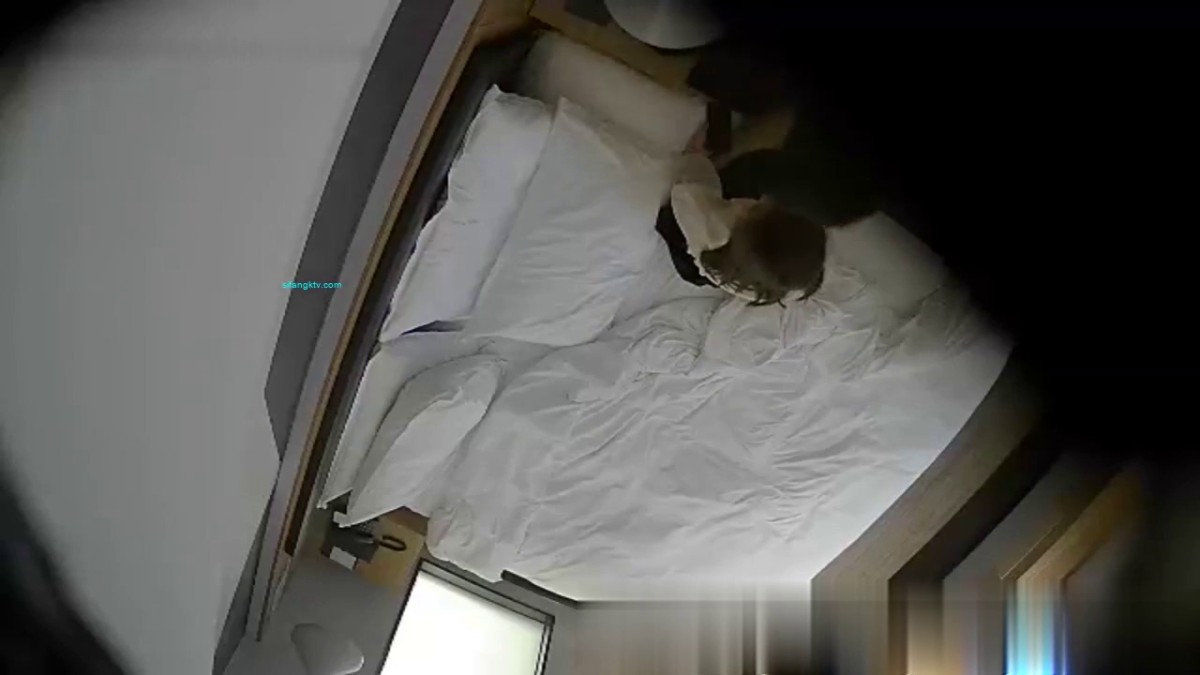 牛人酒店偷藏摄像头 偷拍两对年轻情侣开房啪啪啪