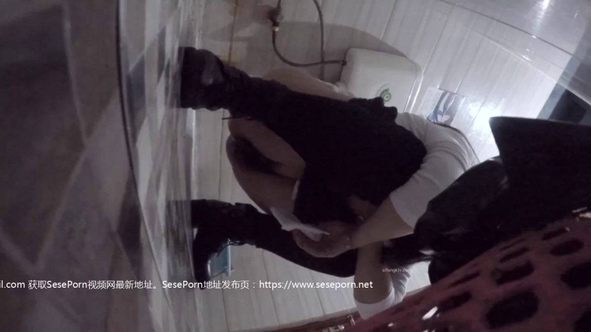 私房偷拍大神晓月原创餐厅随拍  服务员小美女+变态少妇闻自己擦B纸