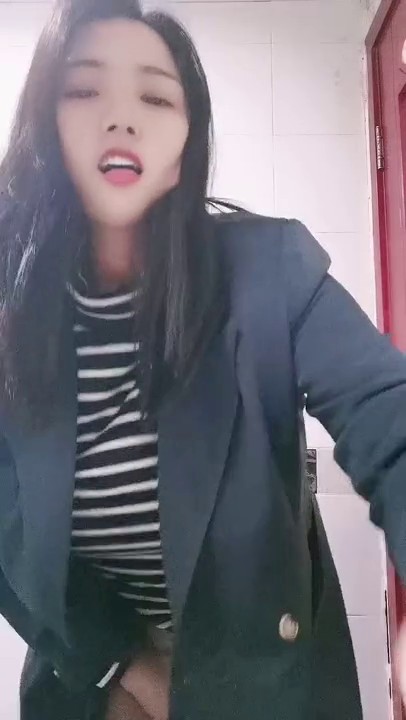 极品大胸器女白领上着班发骚，搞到骚穴受不了，到厕所解决一下刺激狼友，风骚的大奶子掰开逼逼尿尿自慰呻吟