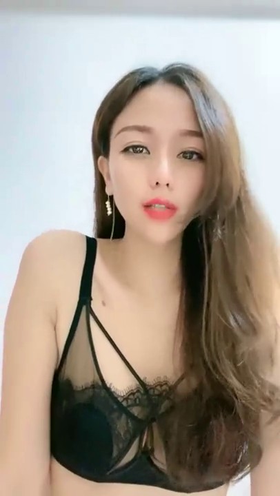 170CM九头身 ！大波浪顶级美御姐 ！性感大长腿脱下裤子 ，怼着镜头假屌后入插穴 ，换上吊带黑丝更是诱惑