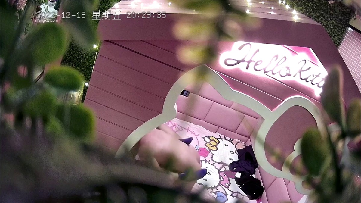 2022-12-16酒店新台解密偷拍 小哥约炮服务不错的长发飘飘艺校兼职妹观音坐莲后入