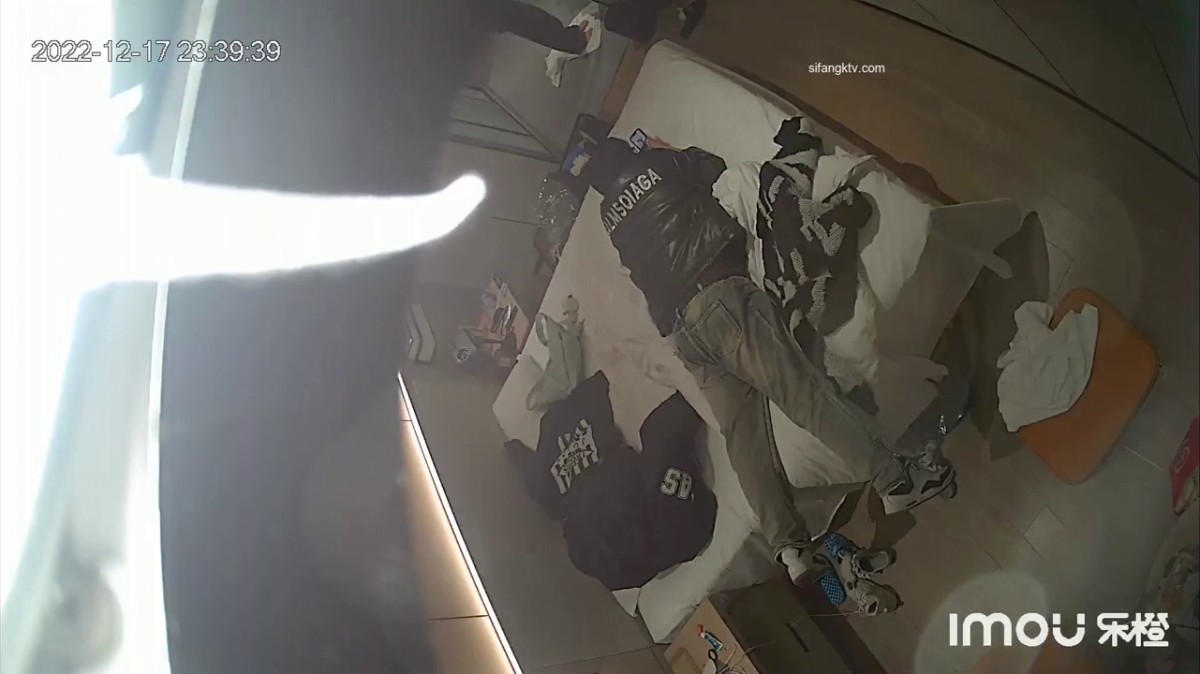 2022-12-18流出酒店偷拍新台速递 大学生情侣夜激情轮流上位啪啪