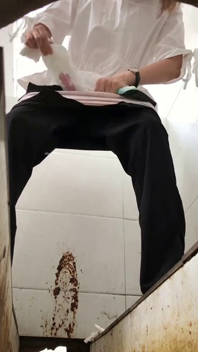 路边公厕极致视角 连拍几位年轻美女的极品美鲍3[上]