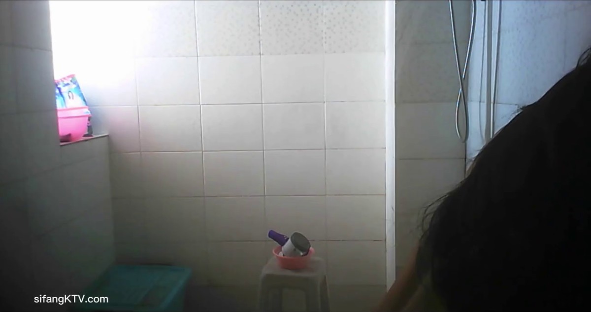 十二月最新流出坑闺蜜系列 学生宿舍卫生间偷拍几个美女室友洗澡上厕所吊带裙长发妹 站着尿尿-极品美乳小美女 (2)