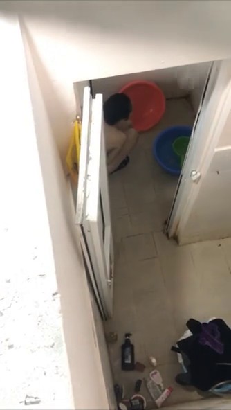 冒险出租房洞中偸窥 身材苗条小姐姐脱光洗澡 越拍越刺激 最后翻车被发现赶紧跑吓尿了