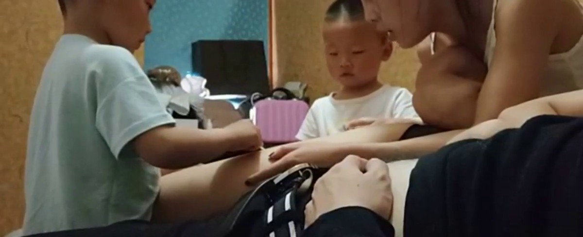 胡子大叔用大鸡巴安慰 刚刚因为老公出轨离婚而哭泣的女同事