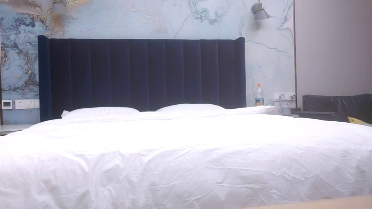 2022-12-27【无情的屌丶】约操肉肉身材外围妹子，推到扒开内裤舔逼，圆润大肥臀骑乘位，后入撞击深插