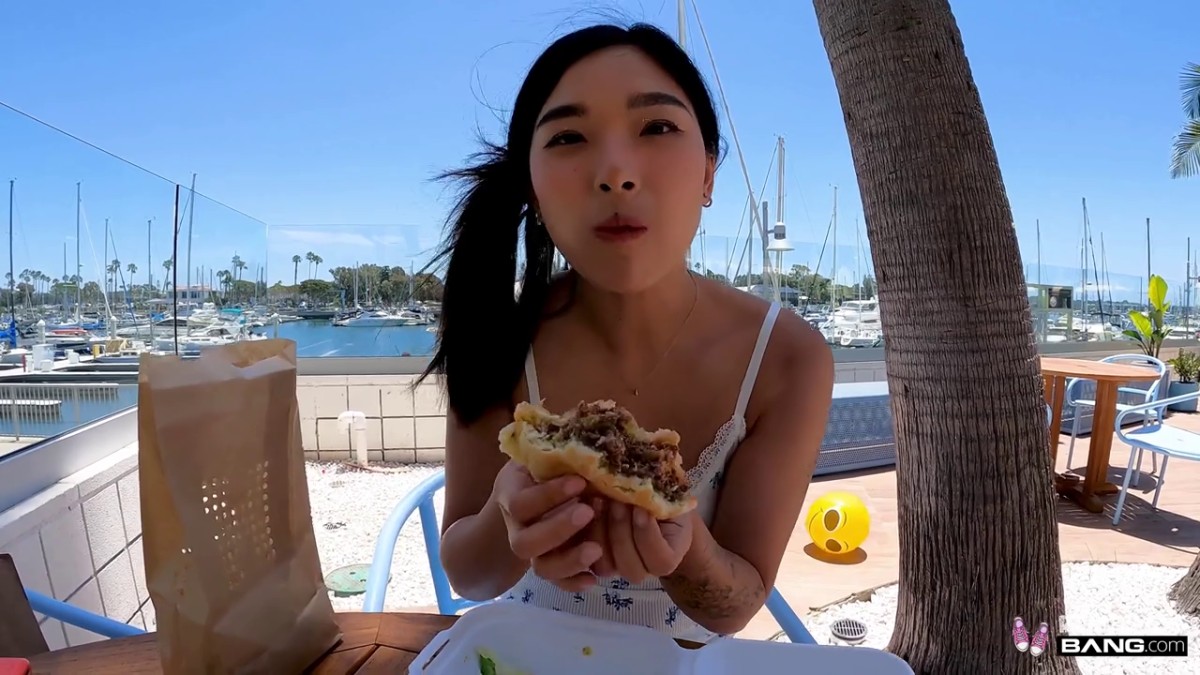 上海留学生OnlyFans网红反差骚女【李艾】为了赚大钱下海拍片