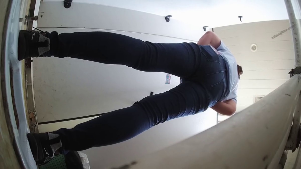 商场全景正点位置偸拍各种制服营业员和顾客小姐姐方便令人兴奋的后位镜头敏感部位一清二楚无损原版-棒球帽3号小姐姐一来就高抬腿