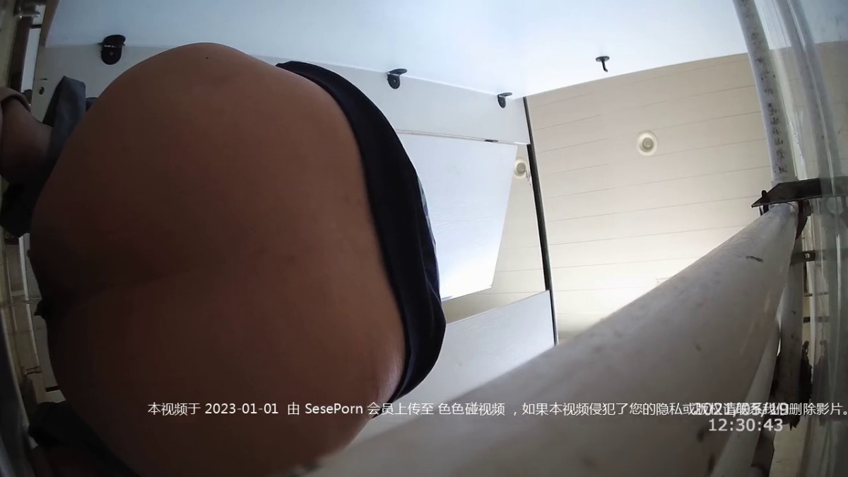 商场全景正点位置偸拍各种制服营业员和顾客小姐姐方便令人兴奋的后位镜头敏感部位一清二楚无损原版-爱穿丝袜的3楼游乐场老板娘2