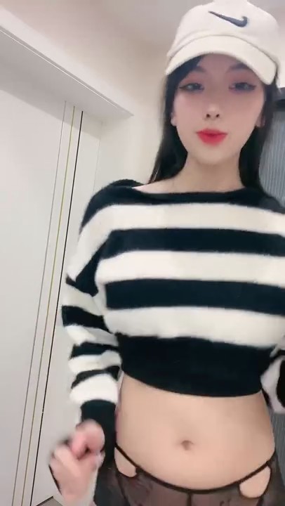 性感的女神尤物全程露脸大秀直播，粉嫩逼逼特写自慰呻吟，火辣激情裸舞，听狼友指挥各种风骚动作不断好刺激