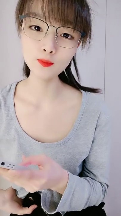 高颜值清纯欲女约啪大哥，全程露脸舔鸡巴的时候都要看着镜头，主动上位求插让大哥各种蹂躏爆草，浪叫呻吟