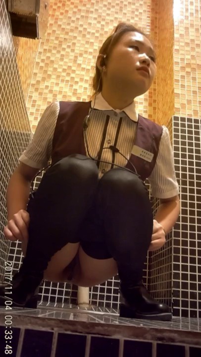 公共场所女蹲厕定点全景偸拍多位极品身材小姐姐方便~亮点多多~时髦女心情不好尿尿时被大叔深情一吻