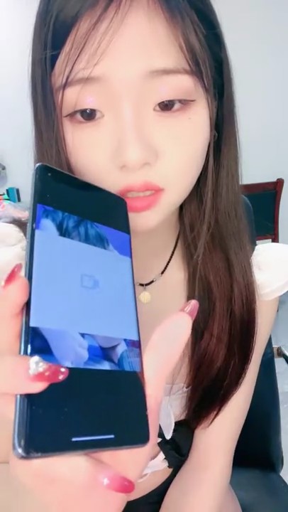 甜美乖巧美少女！性感情趣装吊带丝袜！表情一脸淫荡，跳蛋假屌双管齐下，抽插骚穴娇喘不断