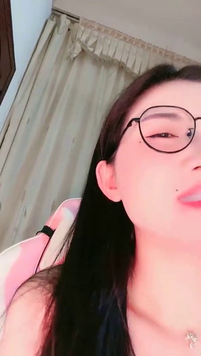 气质眼镜美女！多毛骚逼自摸诱惑！椅子上M腿特写，跪着翘起屁股，单腿黑丝极品美腿，搔首弄姿