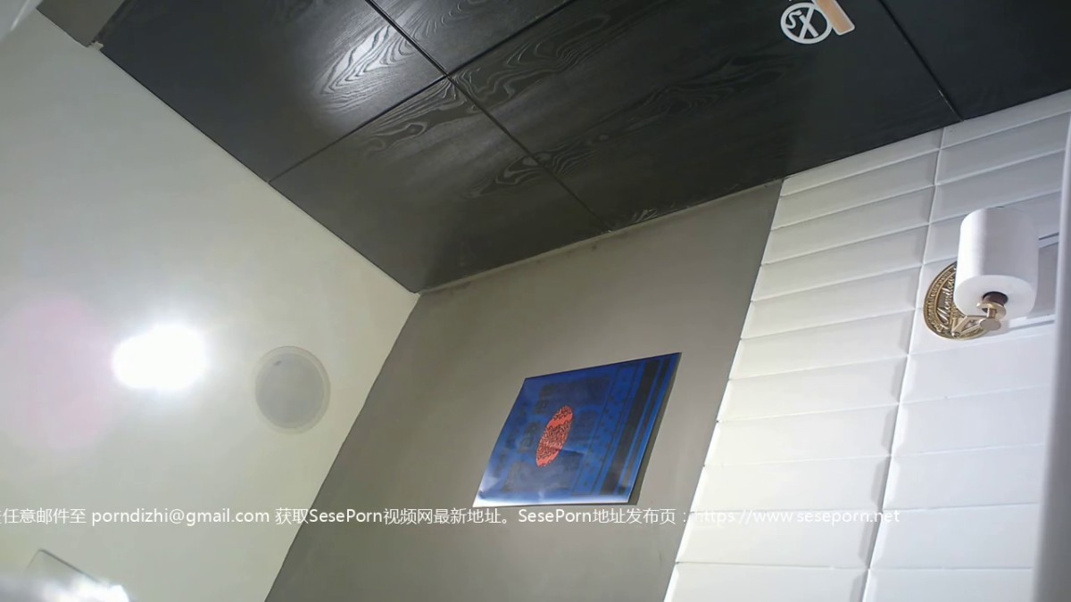 商场女厕近距离偷拍极品美少妇的大黑鲍