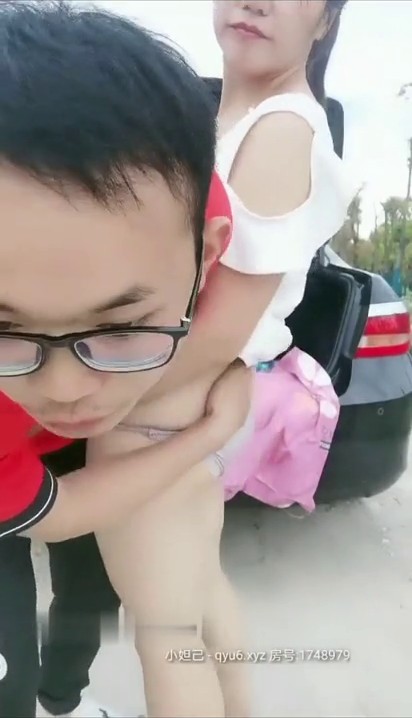 30+少妇和小哥户外 白天大战、刺激哦，摸得性欲激情，少妇被小哥哥摸得欲火焚身！