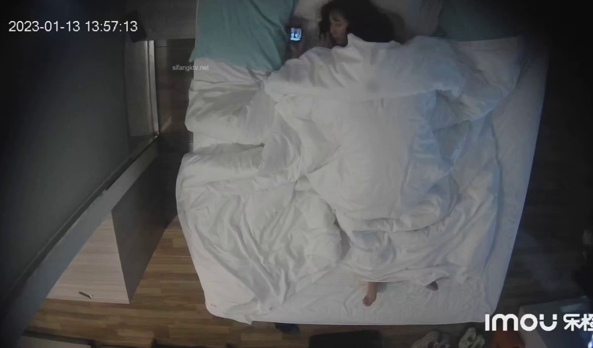 2023-1-13流出酒店偷拍 C罩杯的大奶妹和刚在一起的男友出来开房很害羞男友摸奶子摸下面都害羞的遮住脸