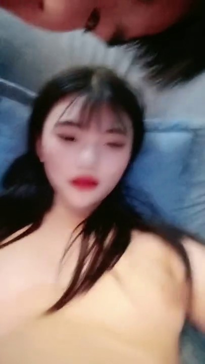 白丝清纯嫩妹瑶瑶跟小哥啪啪大秀，逼逼没有几根毛很是诱惑，全程露脸舔弄大鸡巴， 沙发上各种玩弄射在逼上