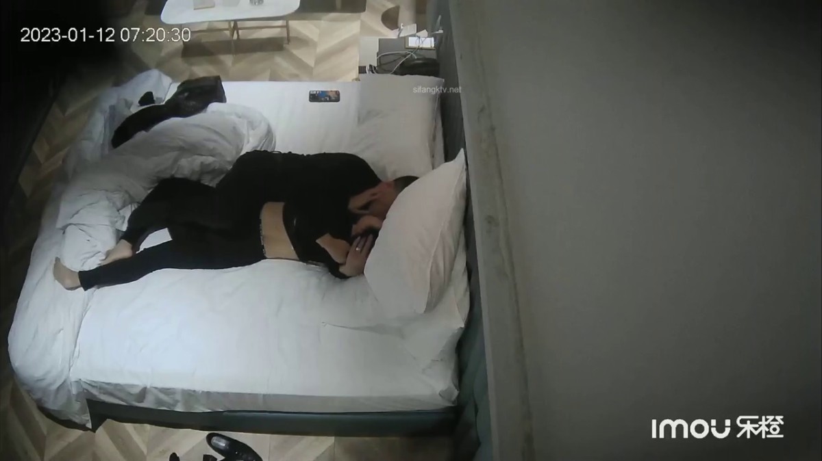 2023-1-12流出乐橙酒店偷拍 勾搭了很久的单位已婚骚妇上班前抓紧时间吃个快餐