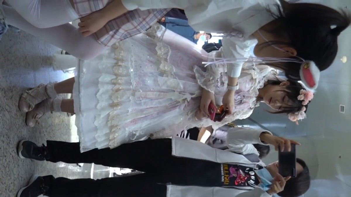 CD大师商场尾随偷拍 几个美女裙底风光气质高跟美女，透明短裙碎花骚内包裹着骚逼