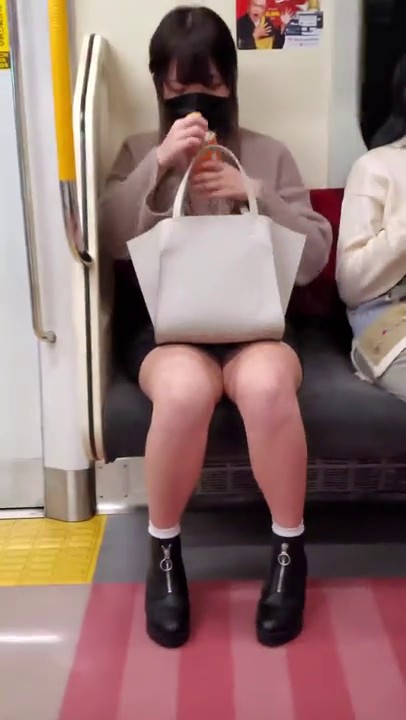 高铁极品坑闺蜜抄底！都是颜值不错的小姐姐们[4K超清无水原版]-1 (16)