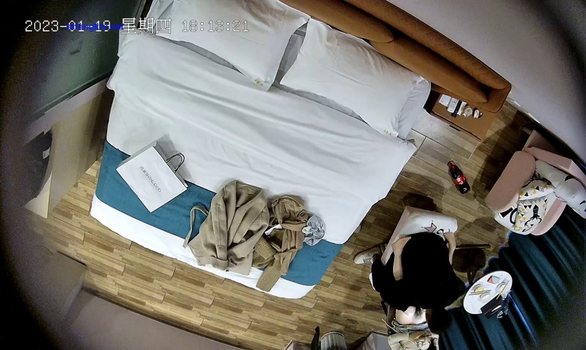 2023-1-19新流出安防酒店摄像头偷拍 粗鲁男和反差婊样子斯文的眼镜女炮友带了不少道具开房互怼样子打扮非常