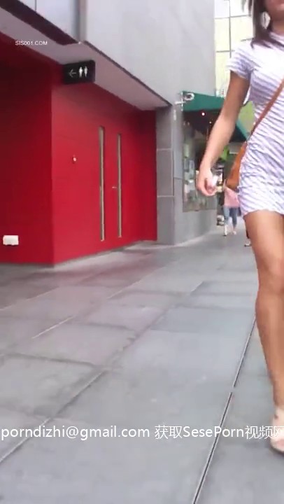 商城跟随抄底漂亮高跟美女 妹子走路风风火火 高跟啪啪响 超有气势 骚丁卡屁沟也有气势