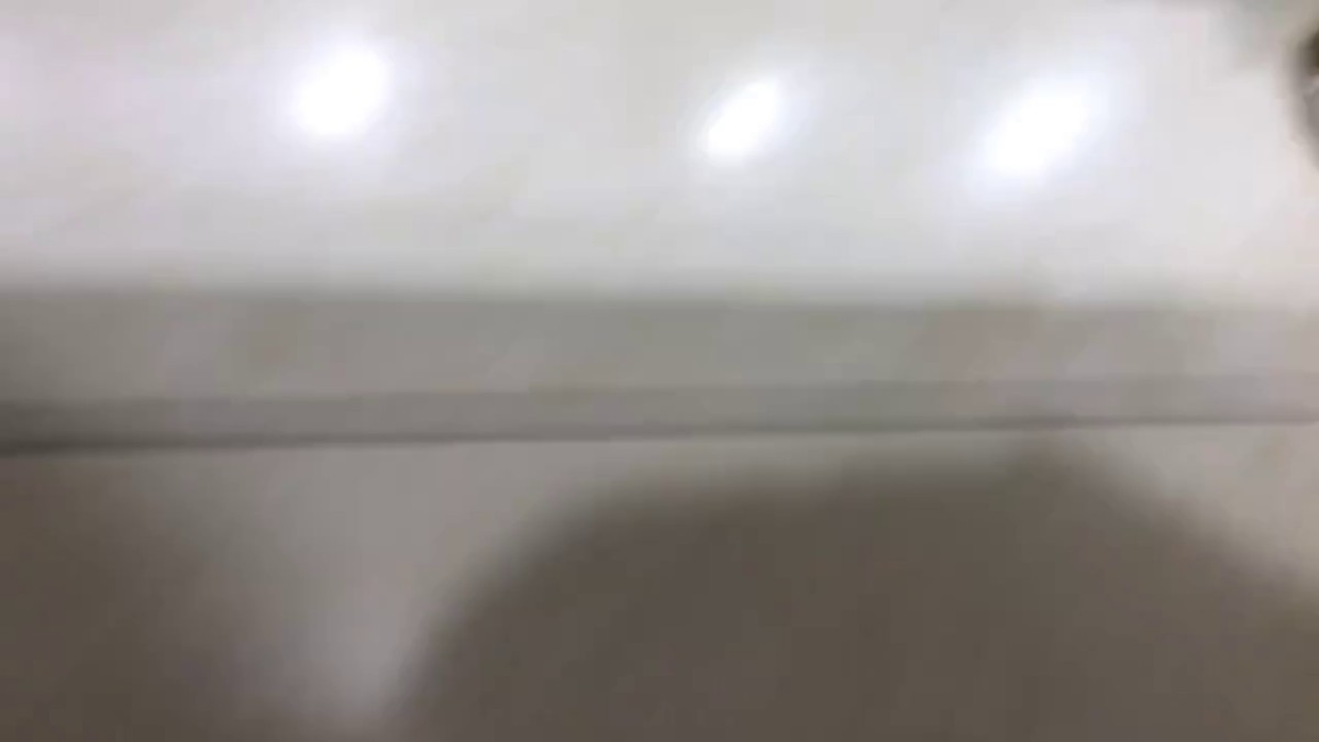 大胆坑神潜入商场儿童乐园女厕独占一个坑位隔板缝中连续偸拍多位小少妇大小便有极品馒头一线天-1 (3)