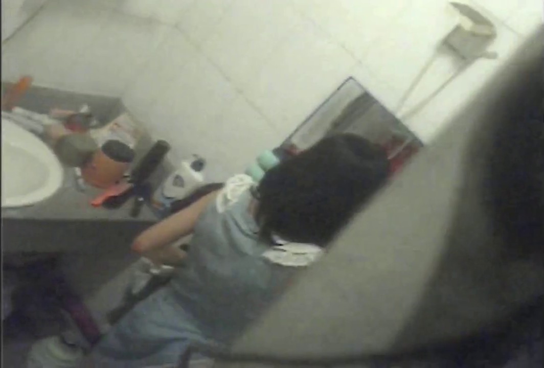 浴室偷拍很自恋的翘臀学妹洗澡 对着镜子欣赏自己身材脱下来的内裤还要自己闻一闻