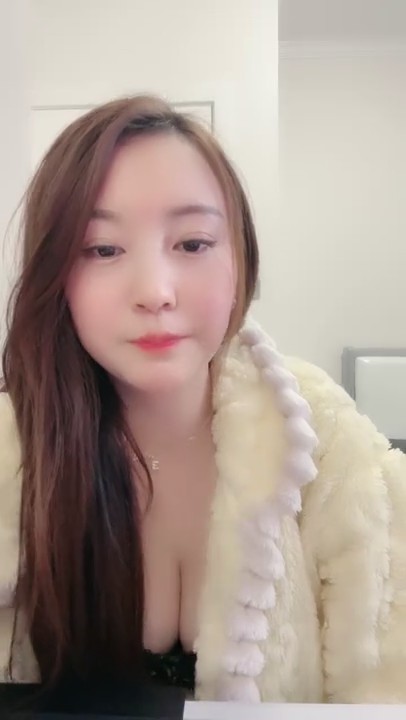 甜美肉肉美女！柔软大奶子粉嫩！掏出奶子揉捏，多毛骚穴揉搓阴蒂，极度诱惑