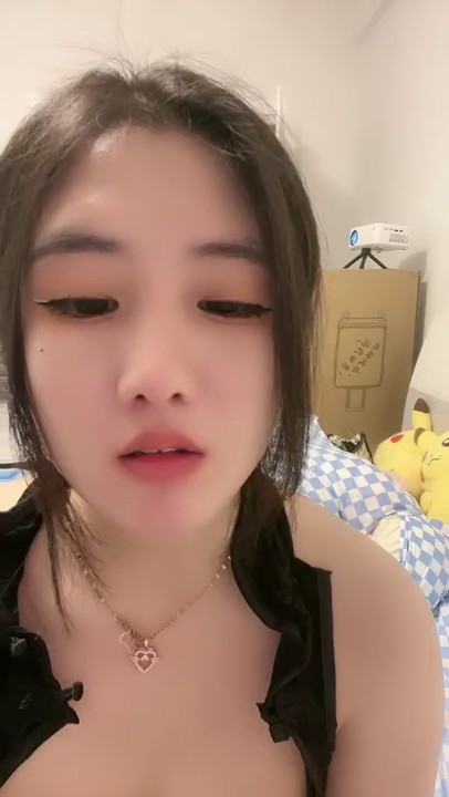 外表甜美肉肉美女！自己玩超级骚！两根假屌嘴里吃一根，吸在墙上后入，地上骑坐深插到底