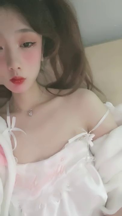 双马尾樱桃小嘴妹妹！一脸呆萌贫乳！浓密逼毛尿尿，掰开特写挺粉嫩，修长细腿展示