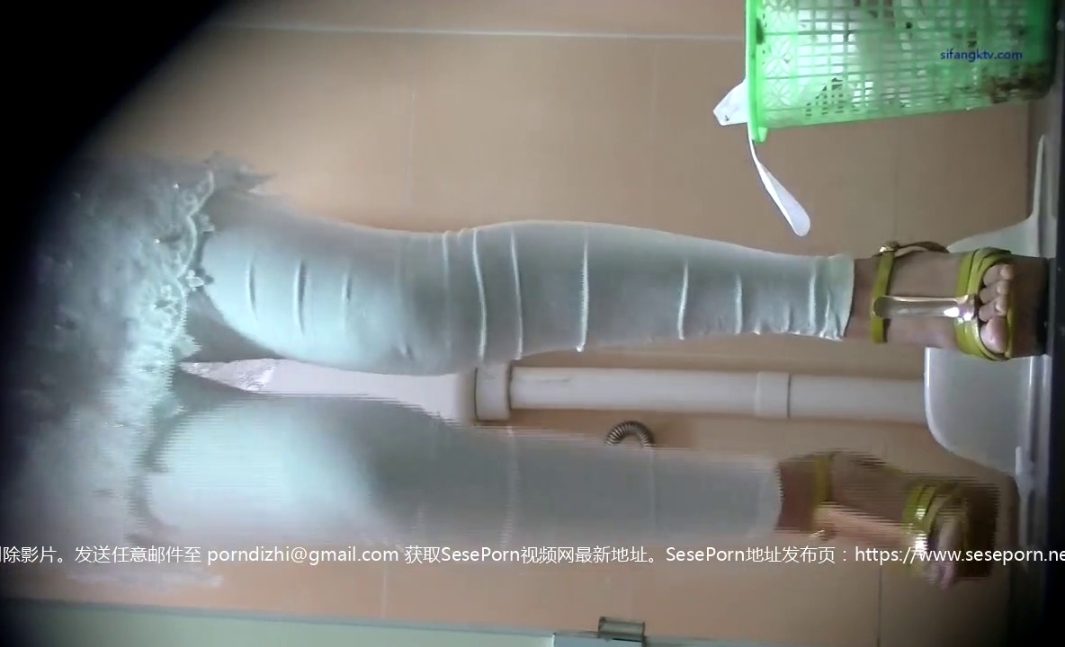 商场女厕多角度偷拍美女店员的小黑鲍