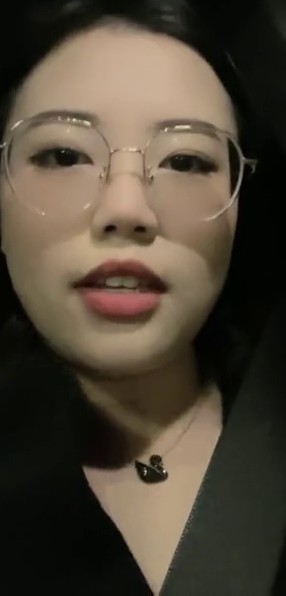 微胖妹子，和男友户外车震啪啪无套做爱，车内姿势超多解锁，深喉怼嘴口爆吞精