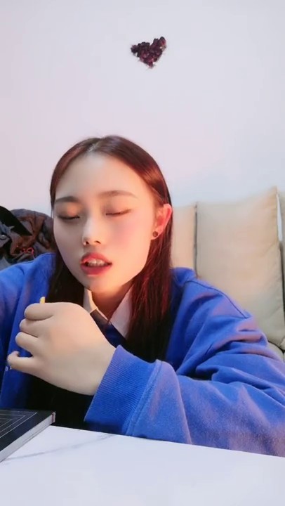 外表甜美小姐姐！其实骚的很！逼上纹身乳钉，阴唇上穿环，按摩器震动自慰，爽的高潮出水