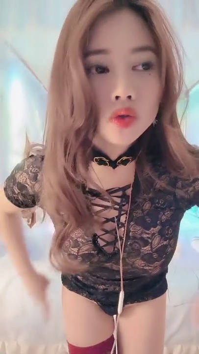 黑丝高跟露脸丁字裤网红小野猫精彩大秀直播诱惑，水晶大鸡巴舔弄样子好骚，火辣热舞逼逼特写道具抽插喷水