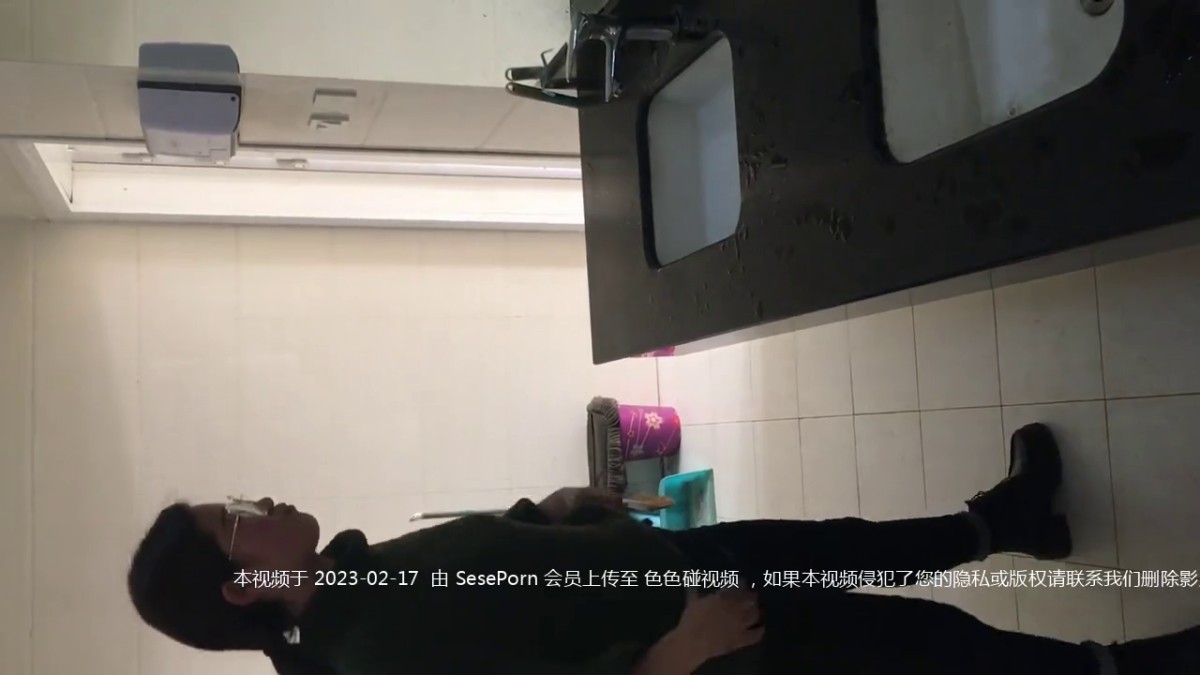 小伙直接闯入办公楼女厕近距离偷拍两位眼镜妹子的小黑鲍