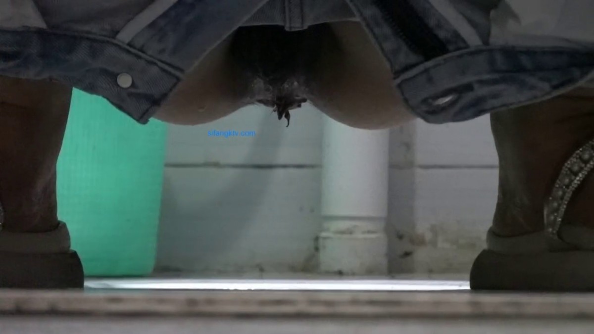 古建筑酒店厕所蹲守几个不同风格的漂亮骚货尿尿拉粑粑