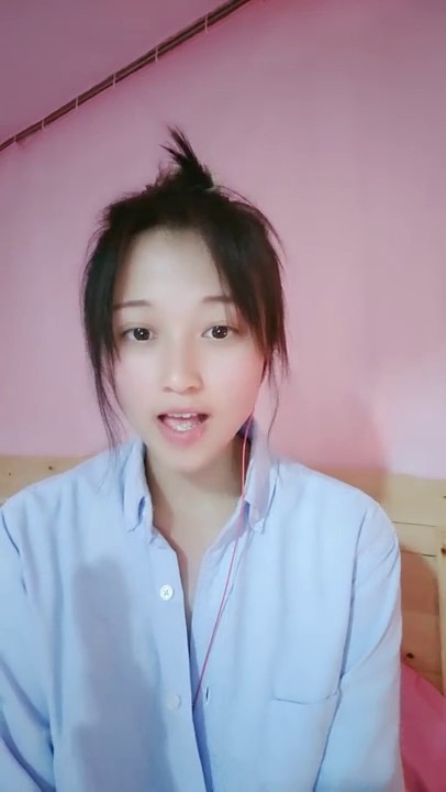 良家小少妇露脸在狼友的调教下变的超级淫荡，互动撩骚镜头前揉奶玩逼，抠到自己高潮喷水，伸着舌头要舔鸡巴