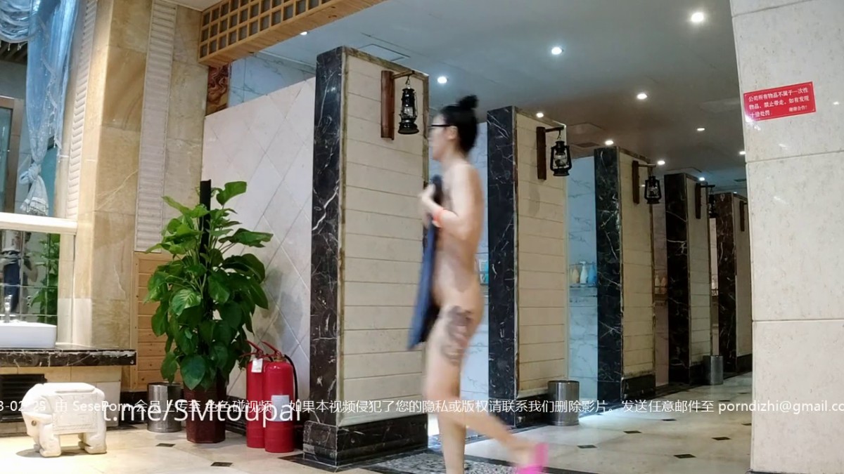 偷拍国内某室内女澡 一胖一瘦两闺蜜脱光光泡澡 雪白肌肤坚挺美乳看得欲火焚身