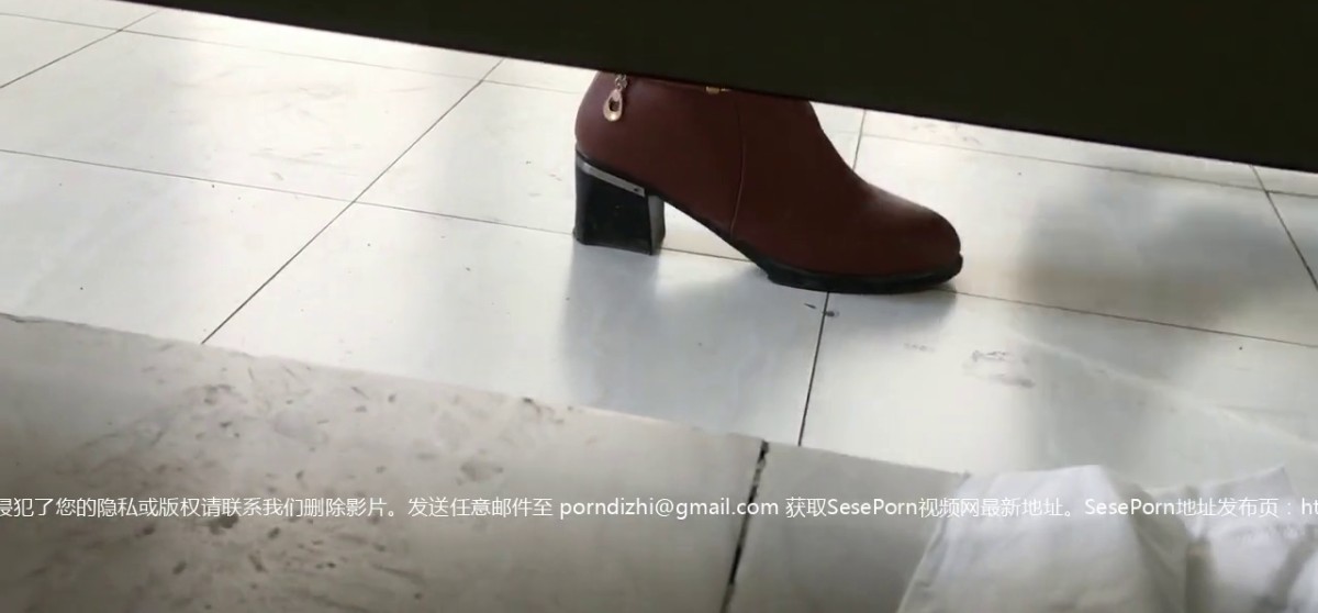 小伙直接闯入办公楼偷拍马尾辫美女饱满的黑逼