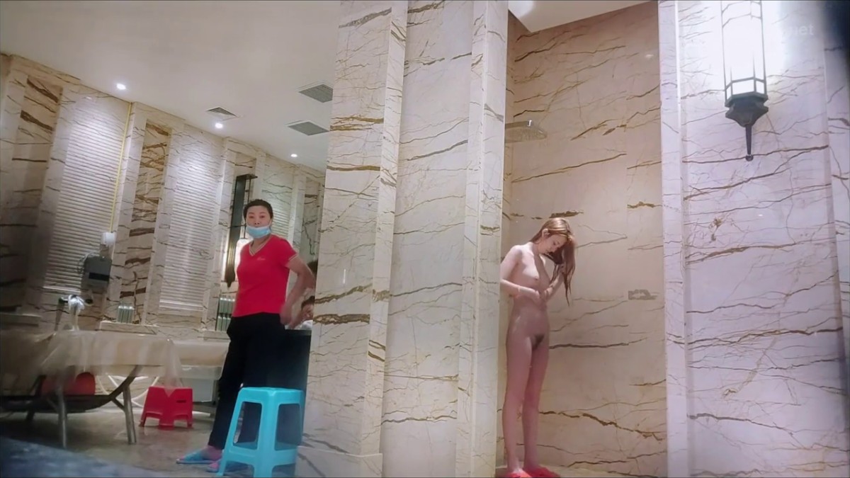 二月私房最新流出 重磅稀缺大神高价雇人潜入 国内洗浴会所偷拍第14期假乳妹走起路来是那么自信